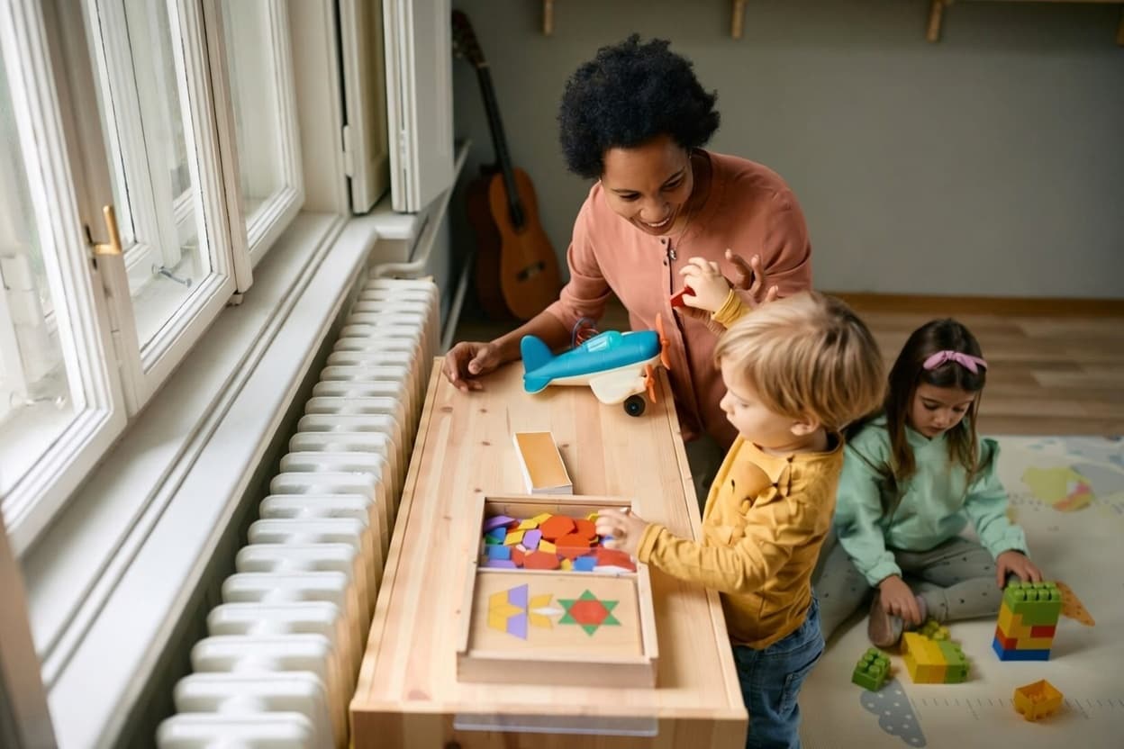 Assistante maternelle avec des enfants