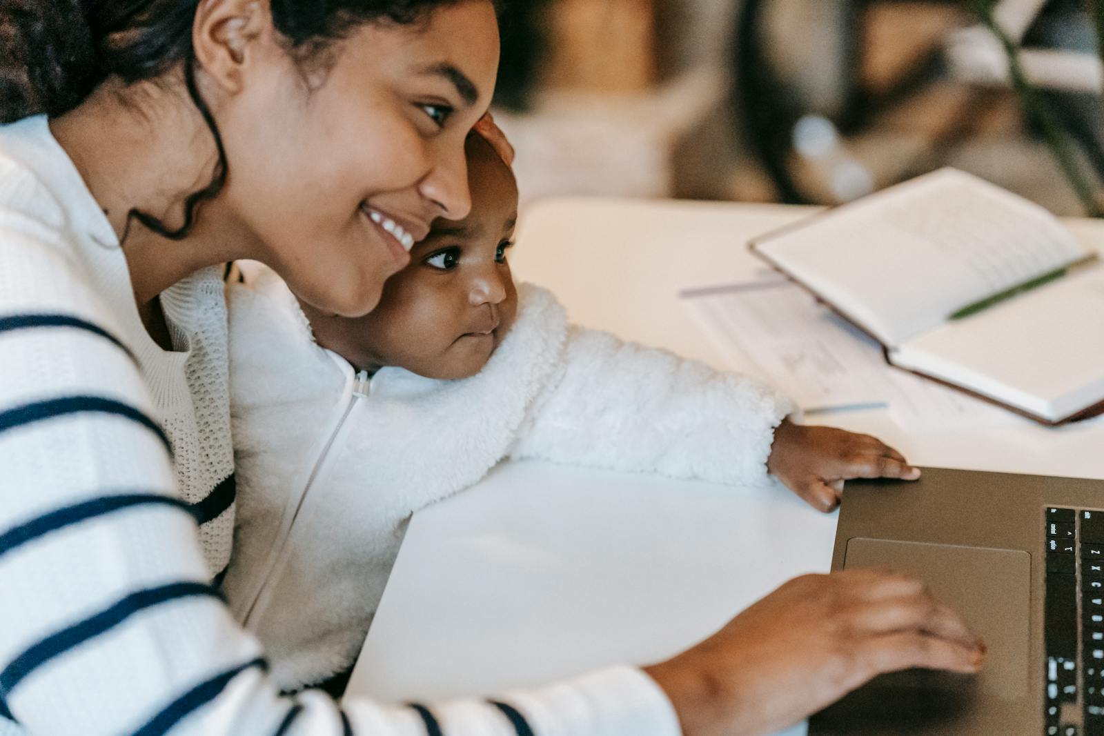 Calcul du salaire d'une assistante maternelle sur une calculatrice et un cahier