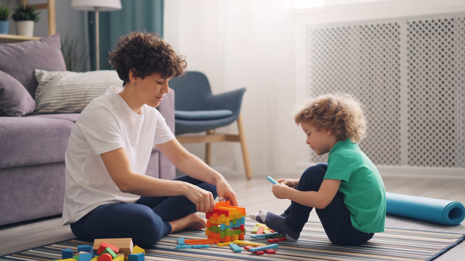 Jeune enfant souriant dans un environnement chaleureux chez une assistante maternelle