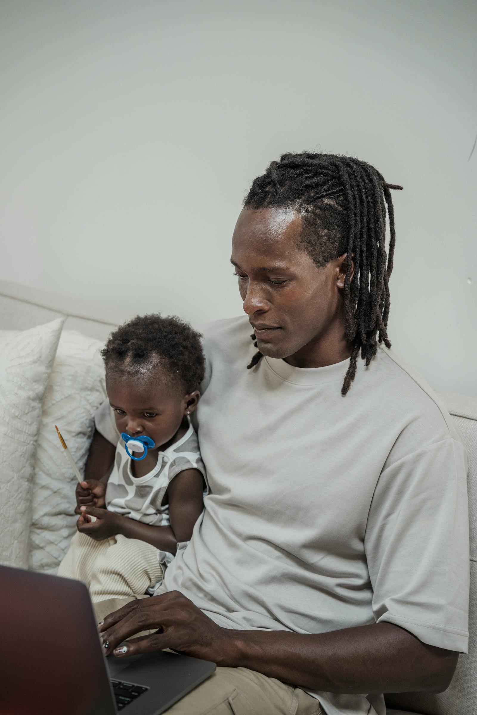 Parent et enfant à la maison, illustrant l'organisation des congés payés