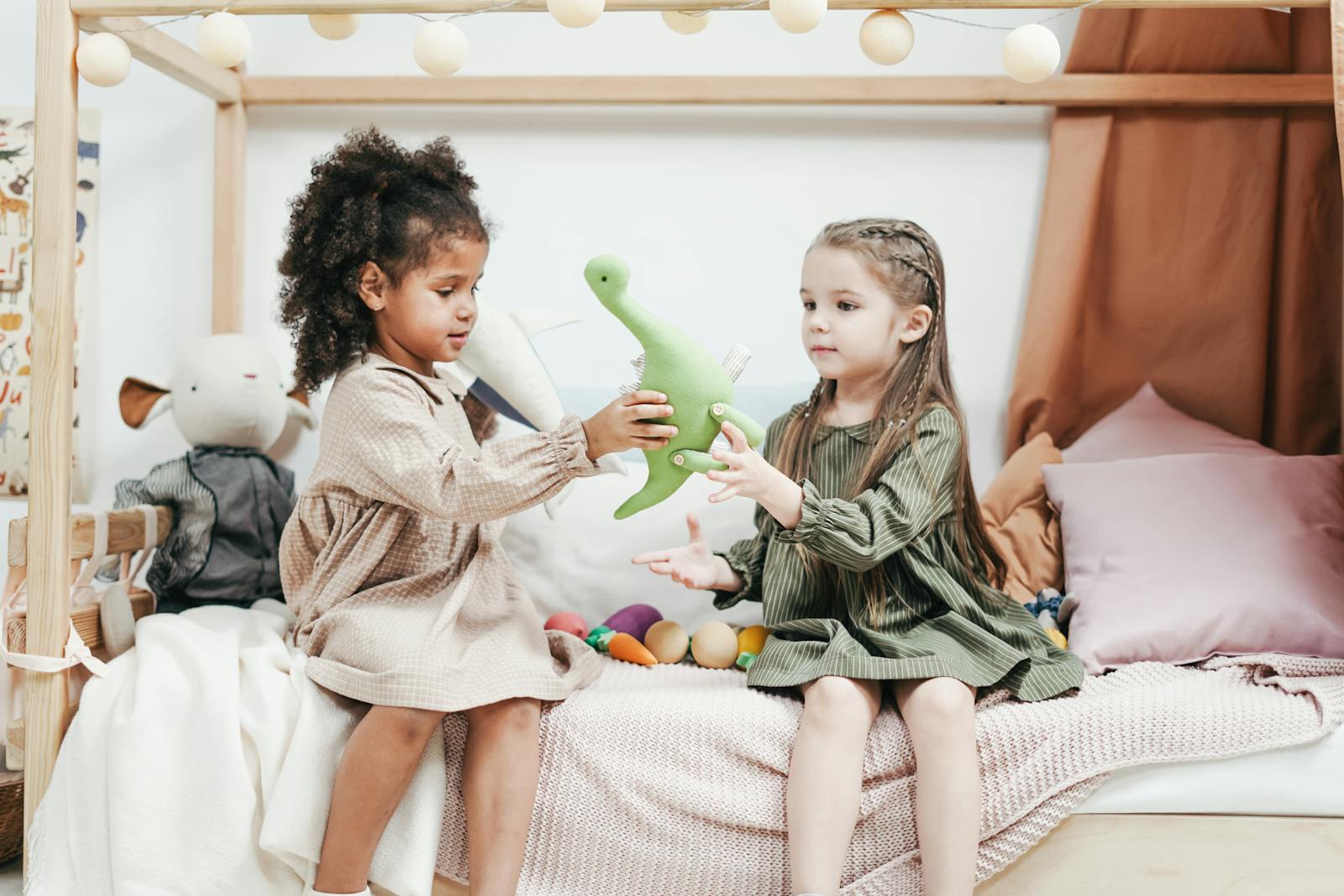 Professionnelle de la petite enfance accompagnant un enfant dans ses activités d'éveil