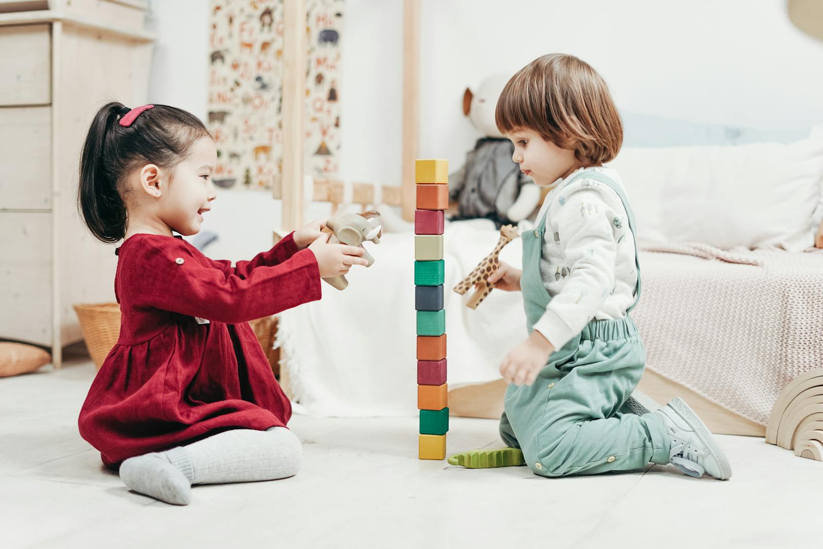 Enfant en pleine activité d'éveil avec une assistante maternelle