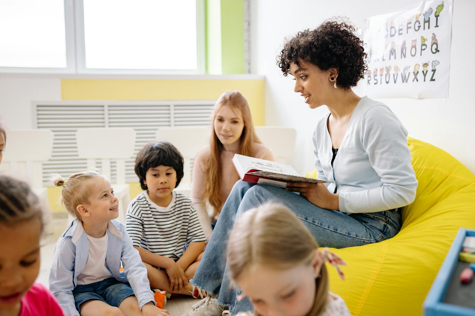 Enfant d'âge scolaire faisant ses activités dans un cadre familial accueillant