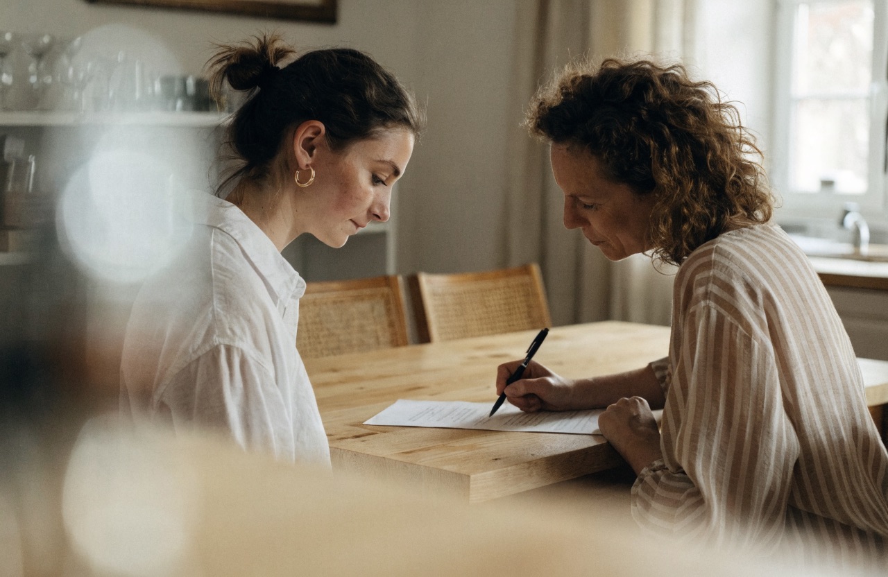 Parent employeur et assistante maternelle relisant ensemble un contrat de travail et un planning d'accueil