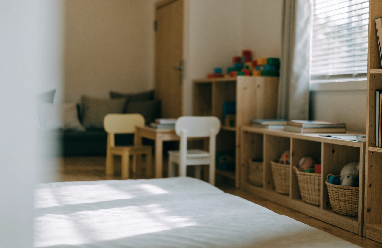 Espace de jeu lumineux d'une maison d'assistants maternels, tapis d'éveil et rangements à hauteur d'enfant