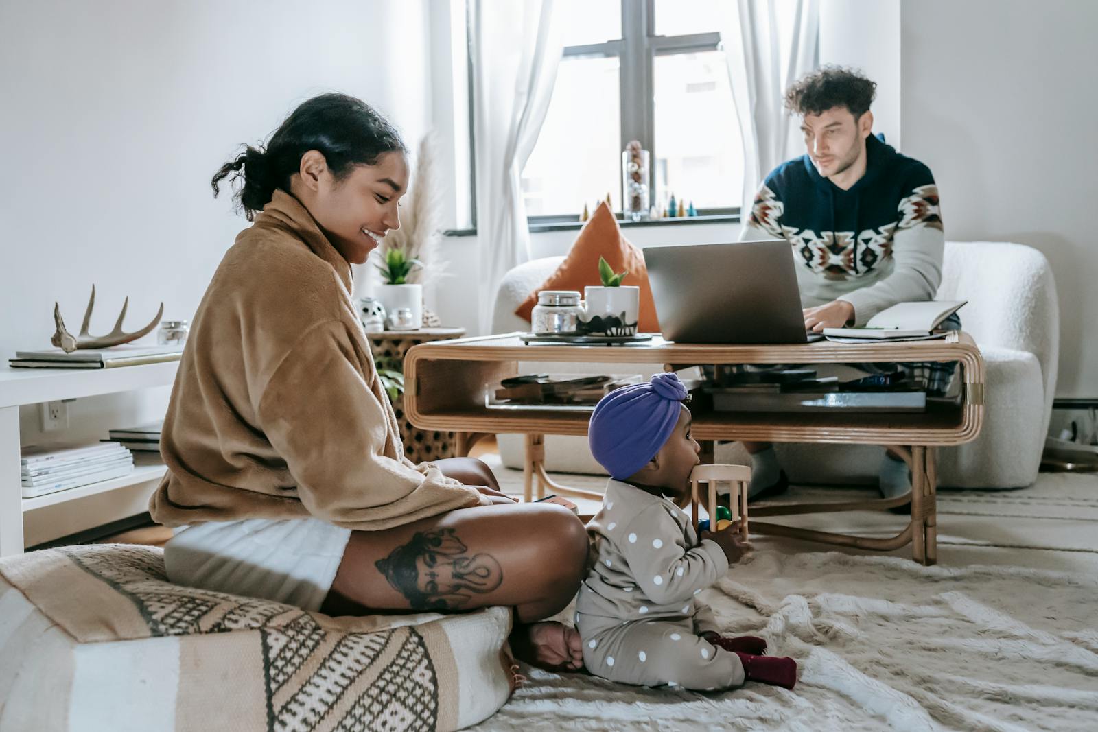 Famille à la maison, le parent employeur gérant l'emploi d'une assistante maternelle sur son ordinateur