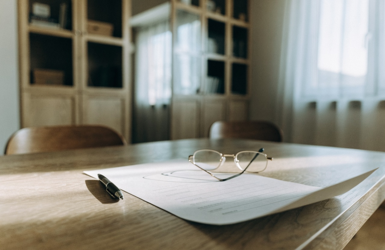 Bulletin de salaire d'assistante maternelle posé sur une table, lignes de cotisations sociales détaillées