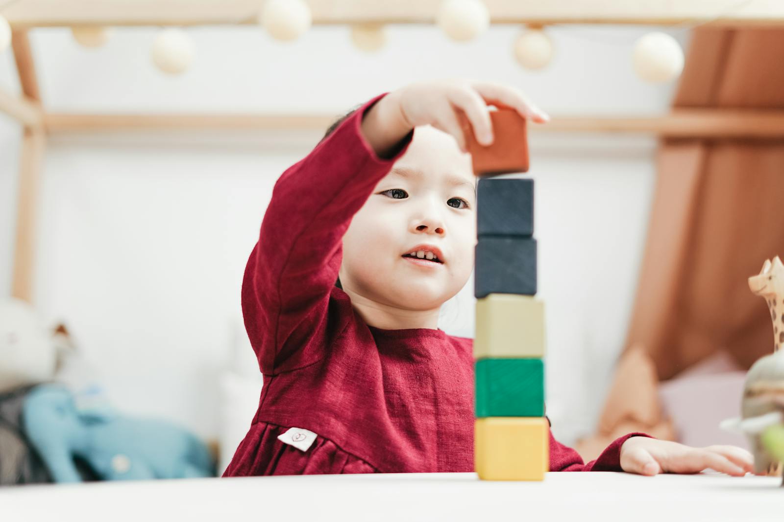 Assistante maternelle organisant des activités créatives avec des enfants
