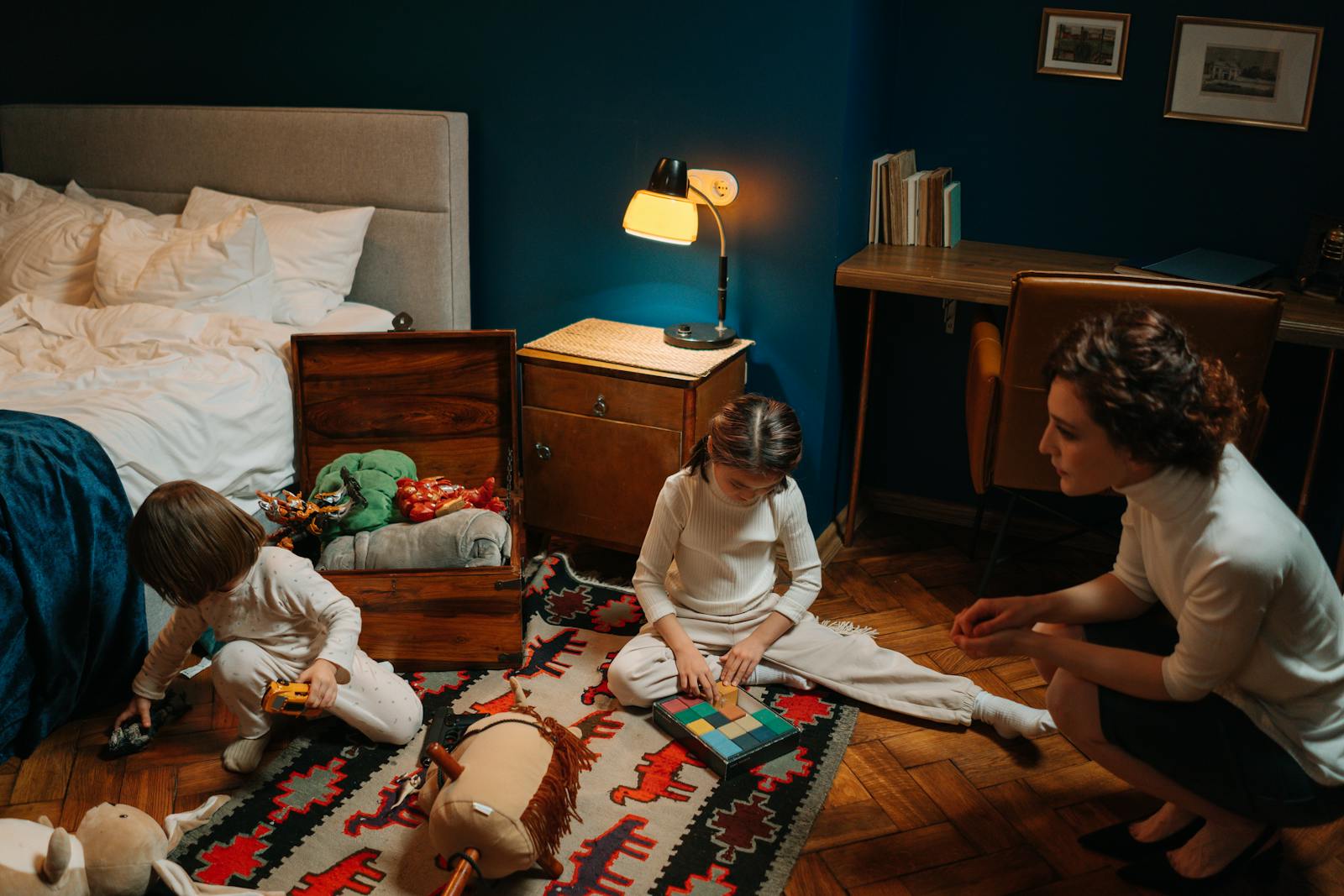 Assistante maternelle veillant sur des enfants en train de jouer dans une chambre